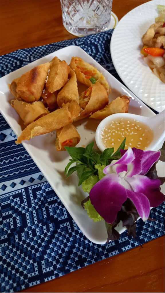 Cibo thailandese in un tipico ristorante